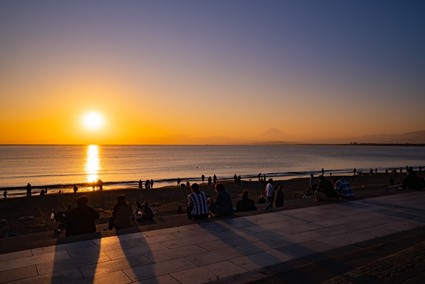 Pôr do sol em uma rua na praia