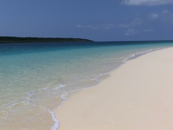 Areia branca e mar azul