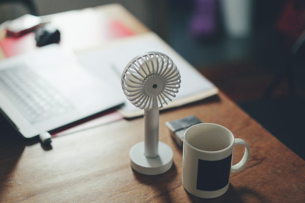 日本の夏を乗り切る4つのコツ 4 テーブルに置かれたコップとミニ扇風機