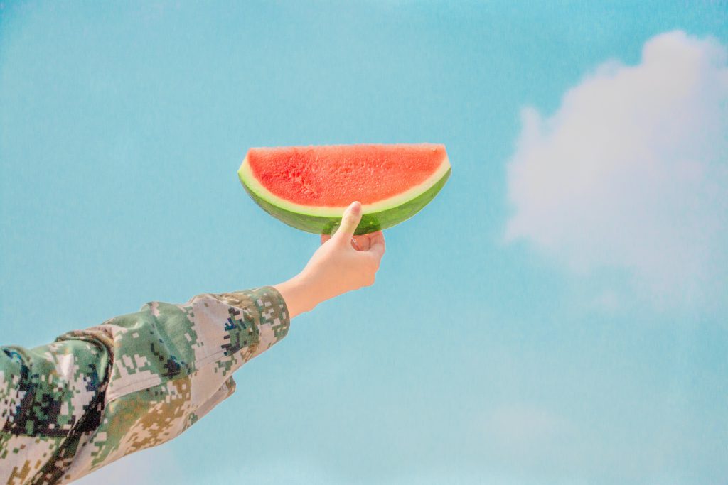 日本の夏を乗り切る4つのコツ 7 すいかと青空