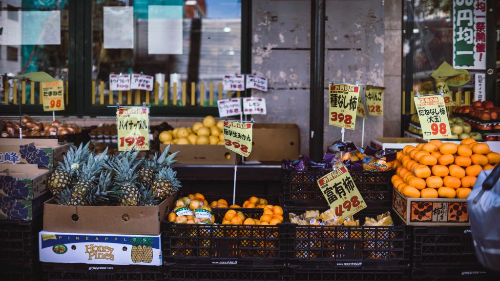 Como ser Mais Autossustentável no Japão: Compras Ecologicamente Corretas 1 Frutas variadas em uma banca no Japão
