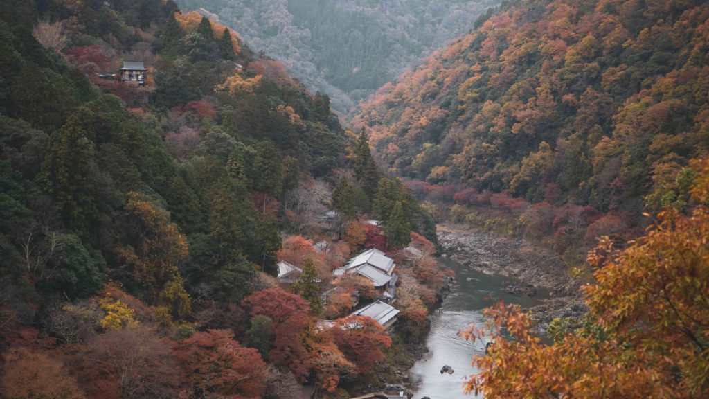 5 lugares para apreciar folhagens de outono em Quioto 2 Cidade japonesa à margem do rio