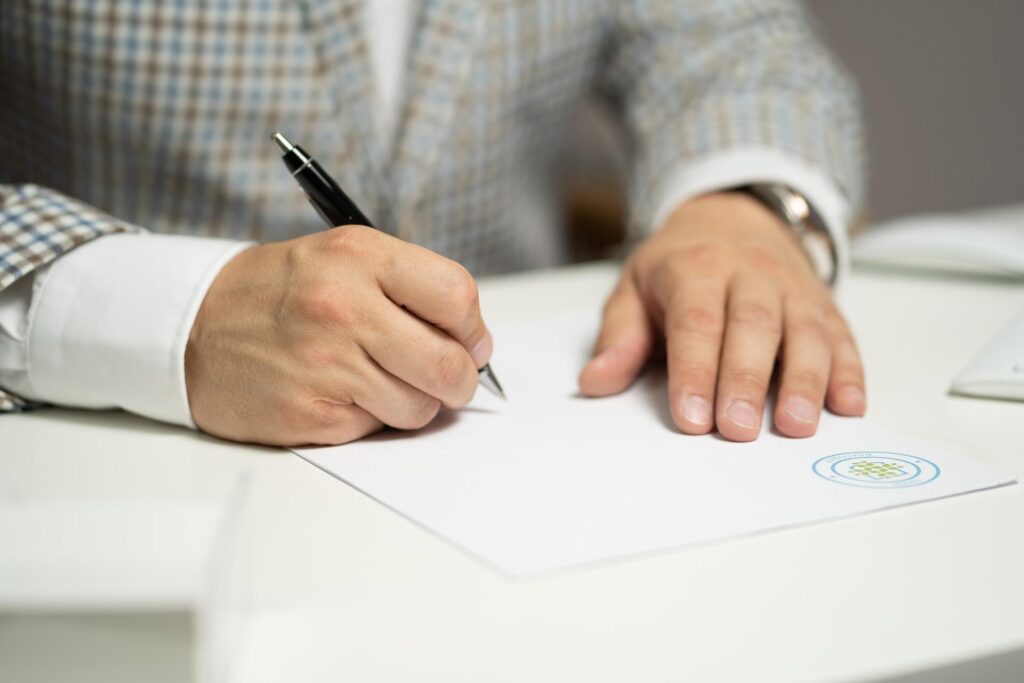 Assinando contrato