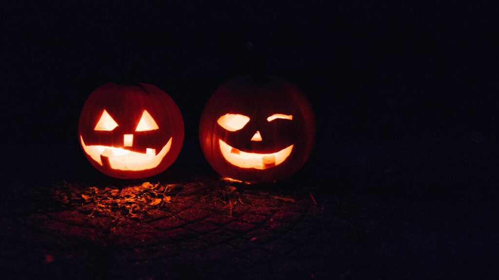 Mẹo mang không khí Halloween vào nhà 2 Bí ngô trang trí Halloween