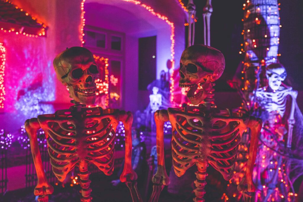 Mẹo mang không khí Halloween vào nhà 6 Bộ xương trang trí Halloween