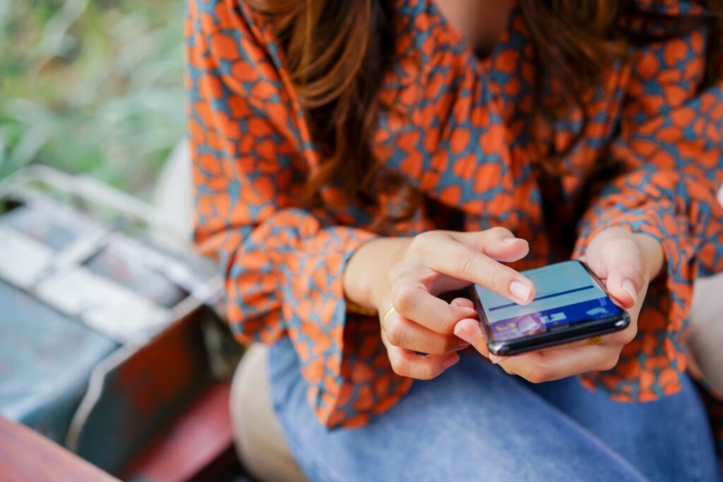 家電の購入費用を節約する方法 6 スマートフォンを操作する女性