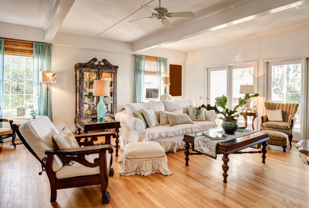 Um Guia Sobre o Design de Interiores do Renascimento Espanhol 2 modern livingroom with antiques 2021 08 26 16 22 43 utc 1 2