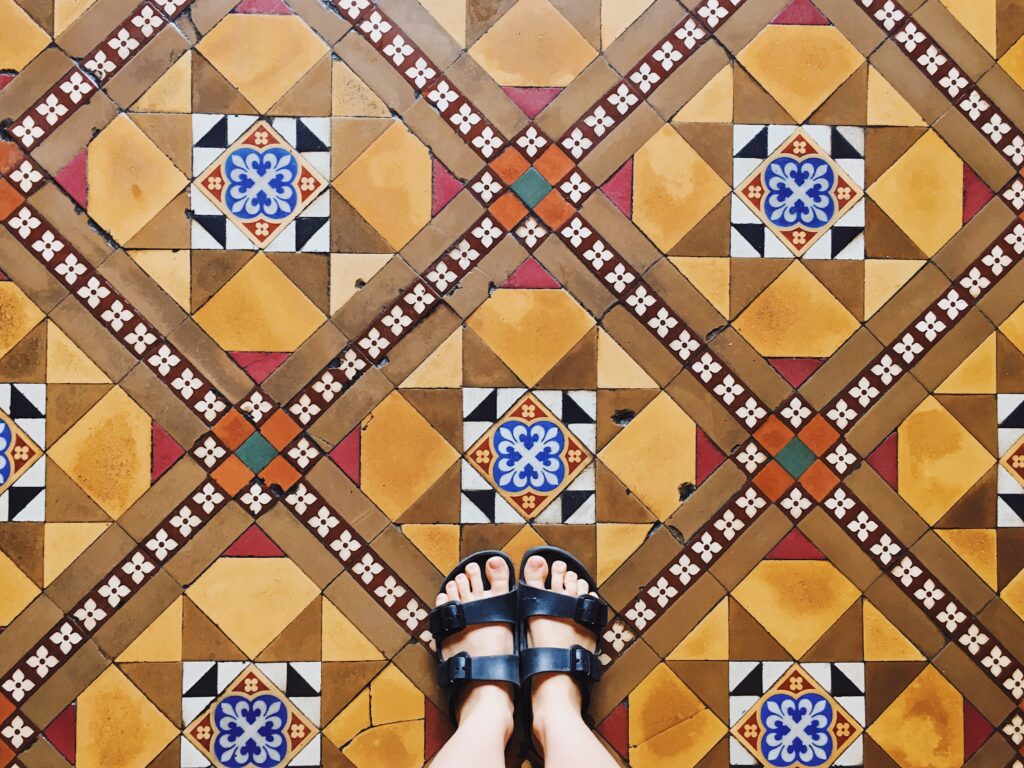 Um Guia Sobre o Design de Interiores do Renascimento Espanhol 5 top view selfie of feet in sandals shoes on vintag 2022 11 01 04 12 37 utc 1 2
