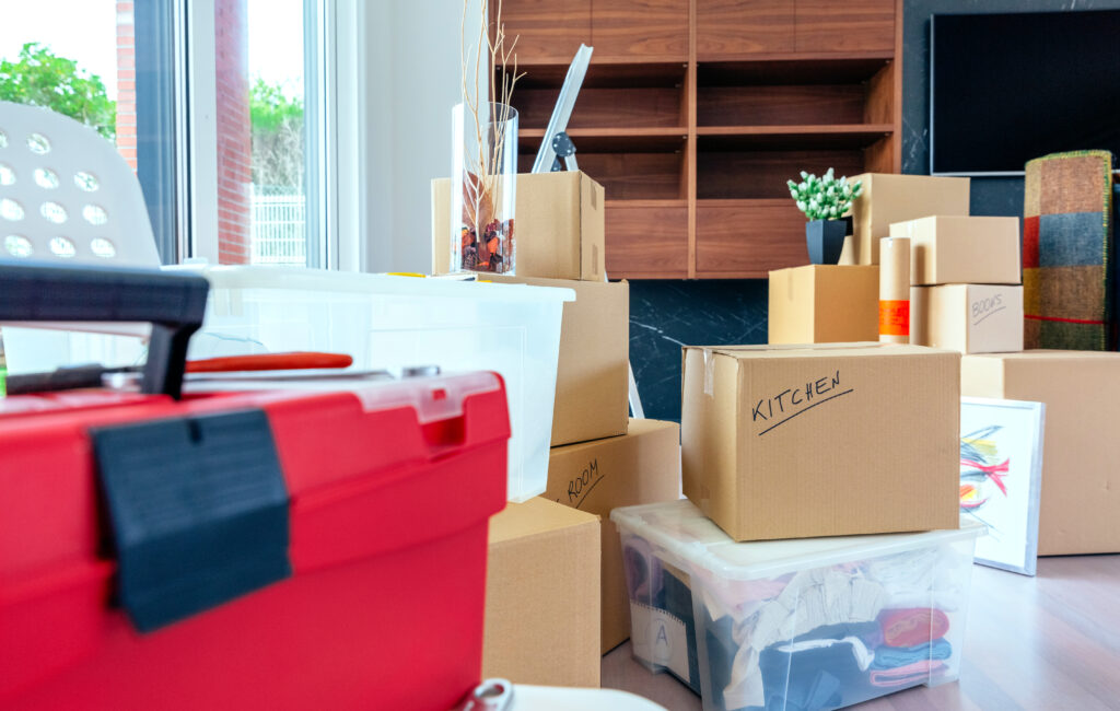 Hướng dẫn cách dỡ đồ đạc sau khi chuyển nhà suôn sẻ nhất 3 living room with moving boxes 2021 08 30 05 29 30 utc 3