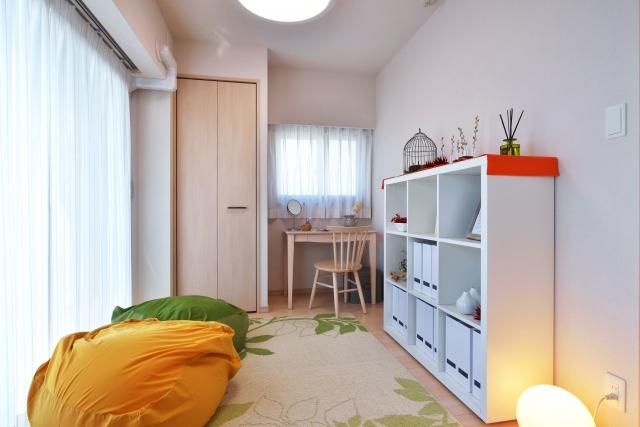 Maximizing Space in a Room Without a Closet: Top Organization Tips 4 image7 8