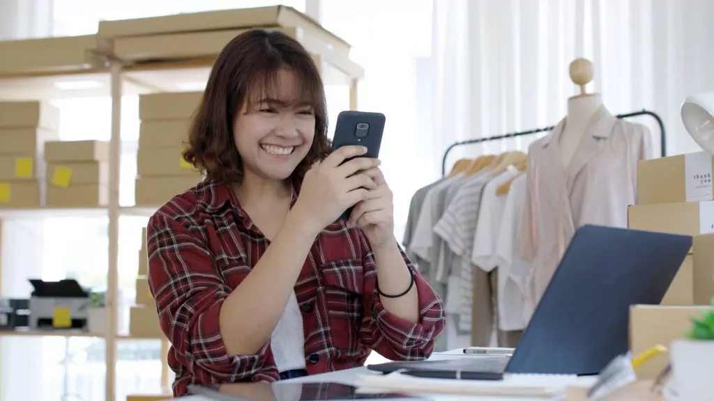 Vui vẻ soạn đồ thanh lý