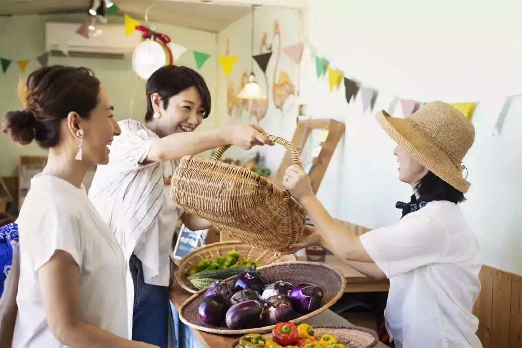 スーパーで楽しそうに働く店員