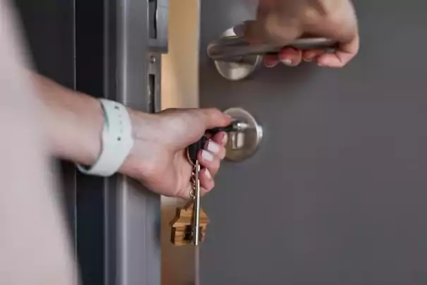 鍵を閉める人