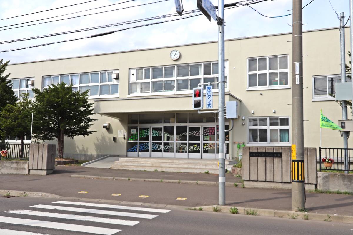 Escola primária perto do Village House Shinkawa em Kita-ku