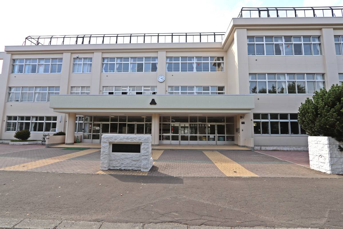 Escola secundária perto do Village House Shinkawa em Kita-ku