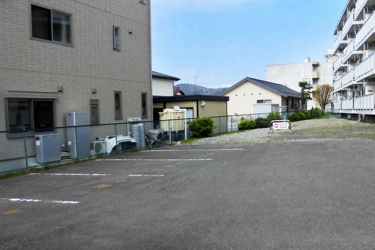 Bãi đậu xe của Village House Okabe ở Fukushima-shi