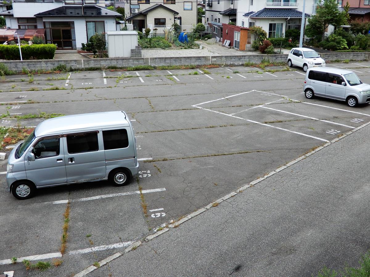 位于秋田市的Village House 仁井田的停车场