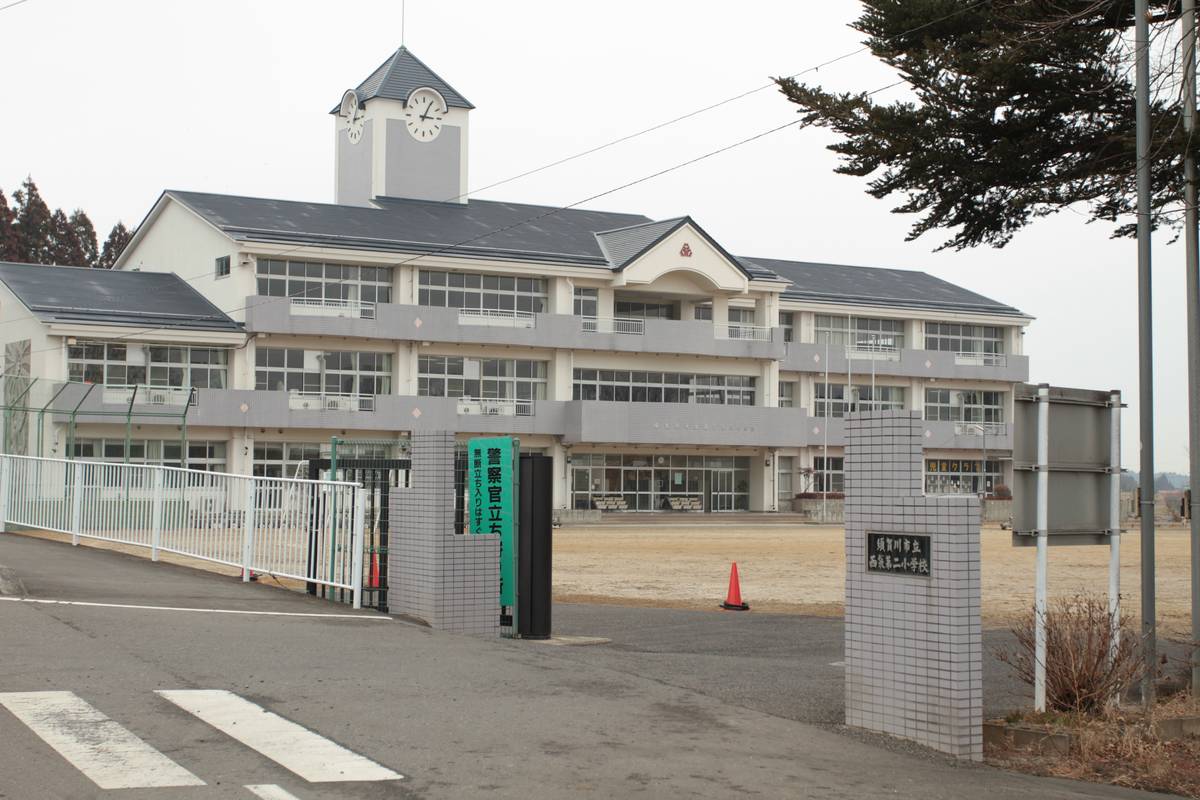 須賀川市ビレッジハウス大桑原の近くの小学校