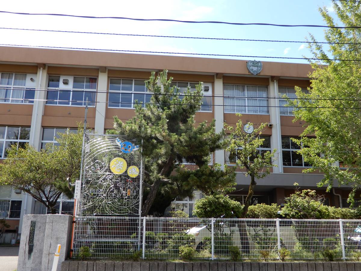 Escola primária perto do Village House Tsuchizaki em Akita-shi