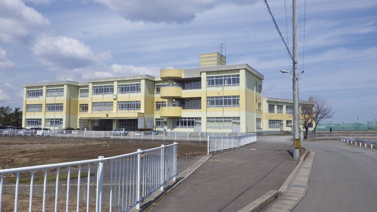 Escola primária perto do Village House Ashiya em Aomori-shi