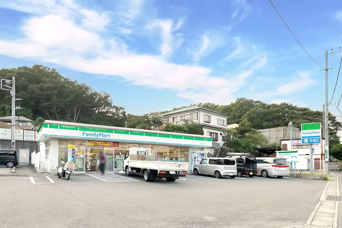 Cửa hàng tiện lợi gần Village House Ninomiya ở Naka-gun