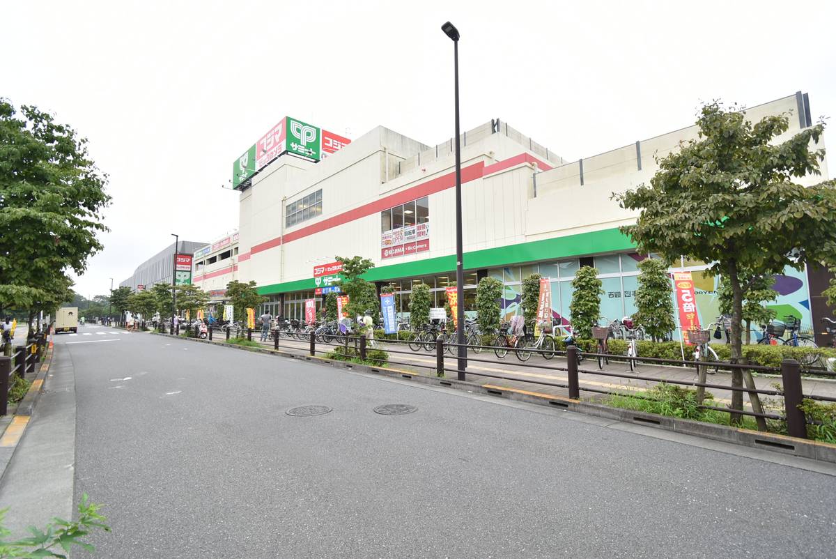Supermercado perto do Village House Mukoudai Tower em Nishitokyo-shi