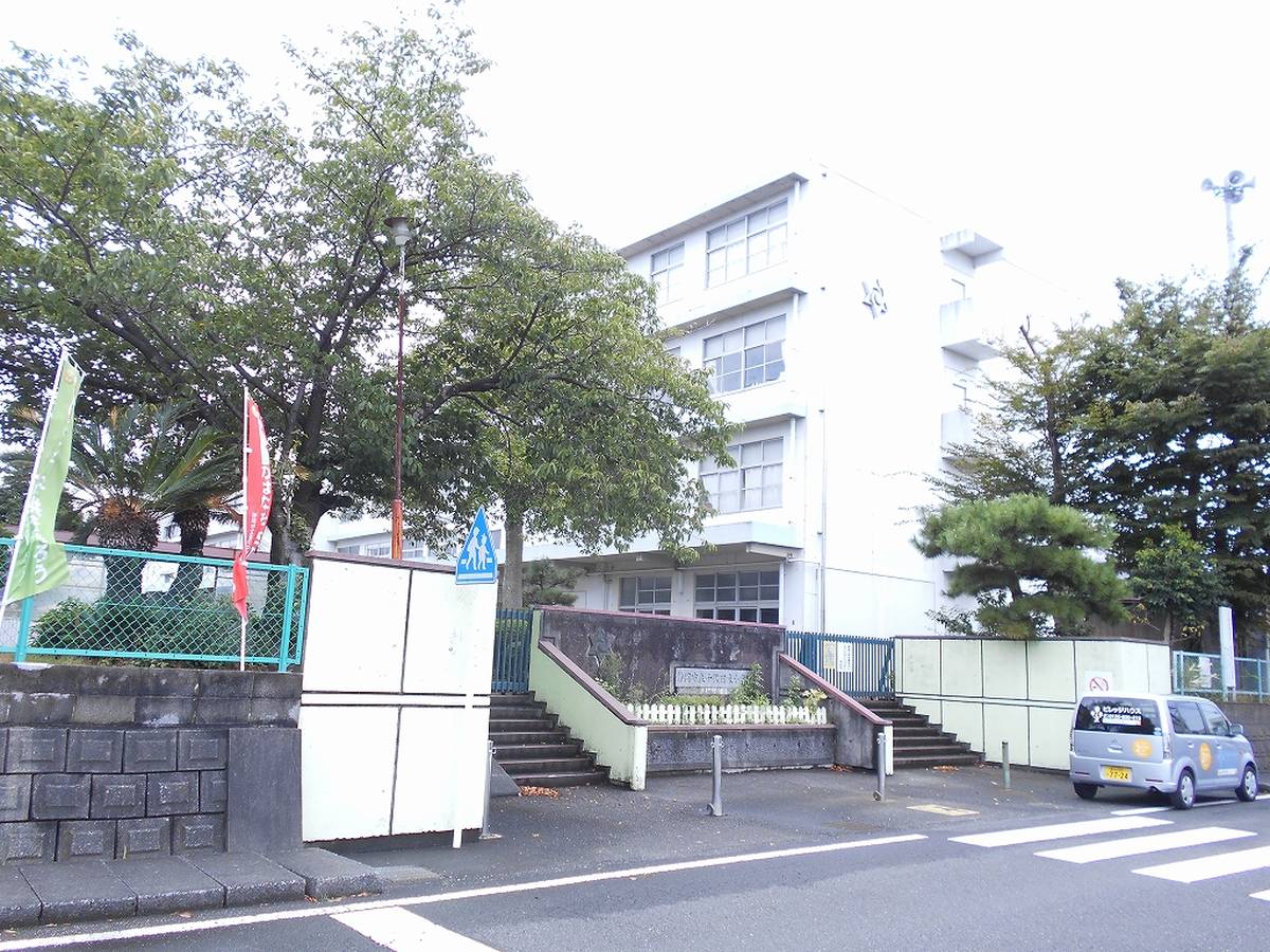 Elementary School near Village House Minami Numagami in Aoi-ku