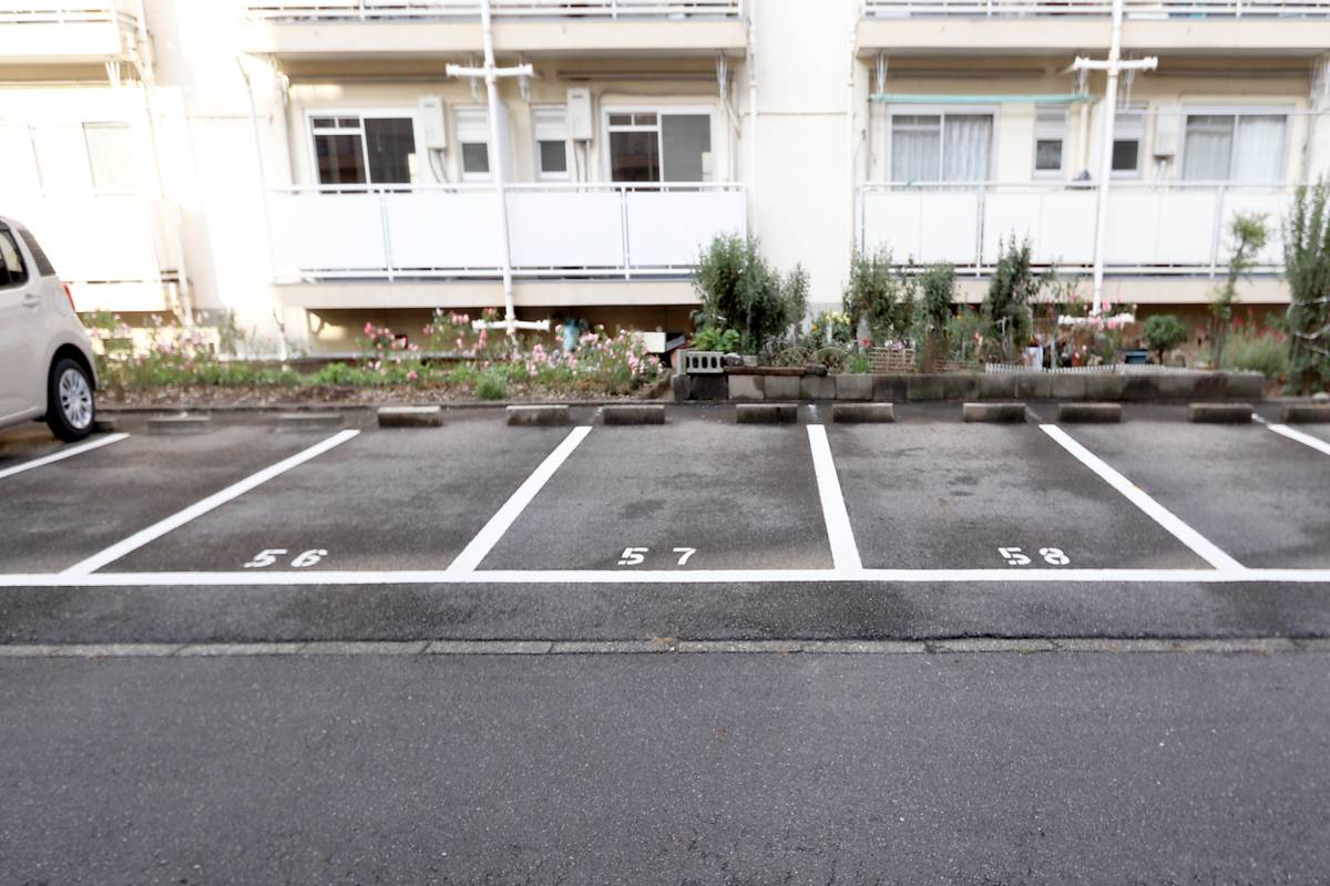 Bãi đậu xe của Village House Iwakura 1 ở Iwakura-shi