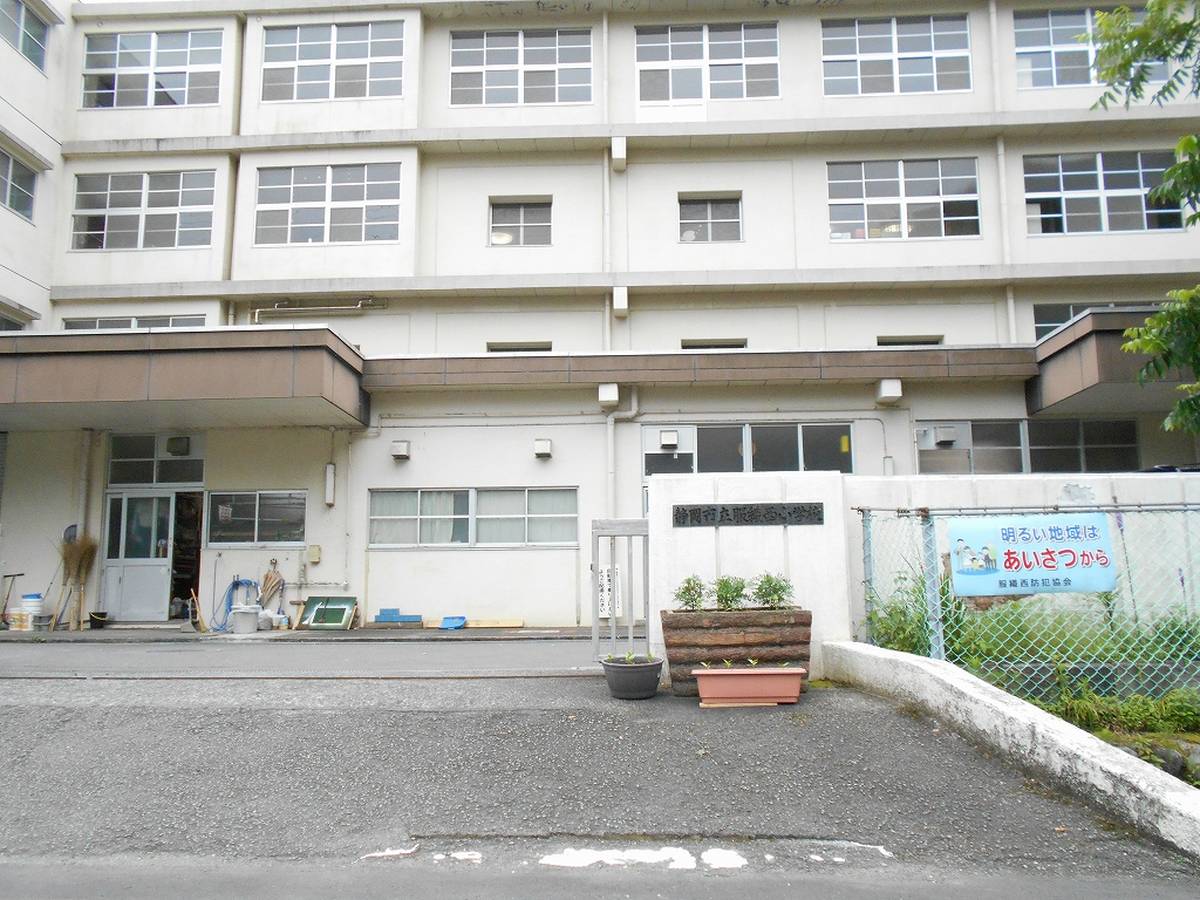 Escola primária perto do Village House Shinma em Aoi-ku
