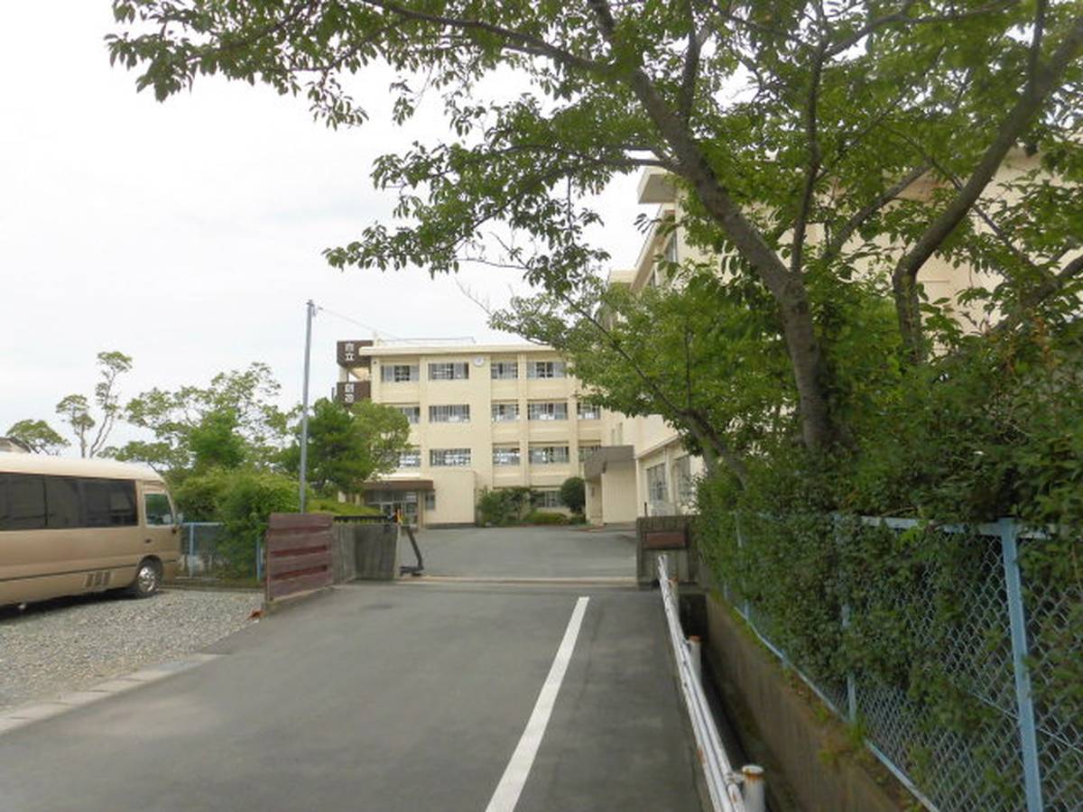 磐田市ビレッジハウス上丁の近くの中学校