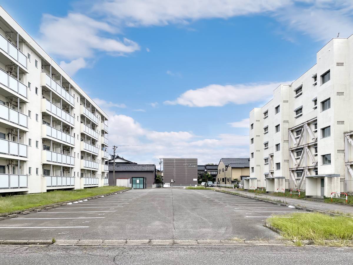 Estacionamento Village House Futakuchi em Imizu-shi