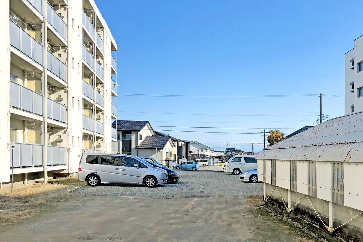 Bãi đậu xe của Village House Takaoka Nomura ở Takaoka-shi