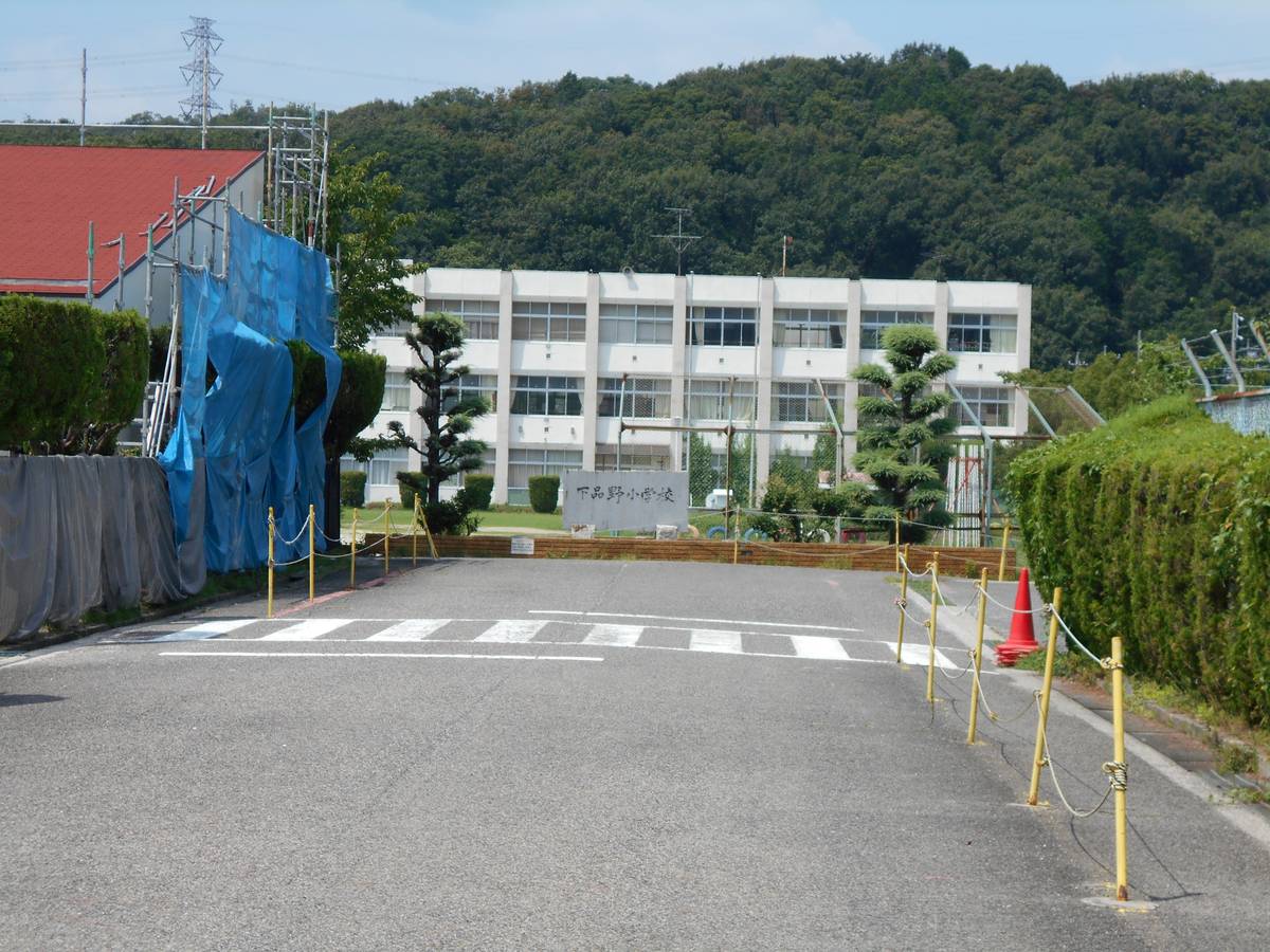 Escola primária perto do Village House Ochiai em Seto-shi