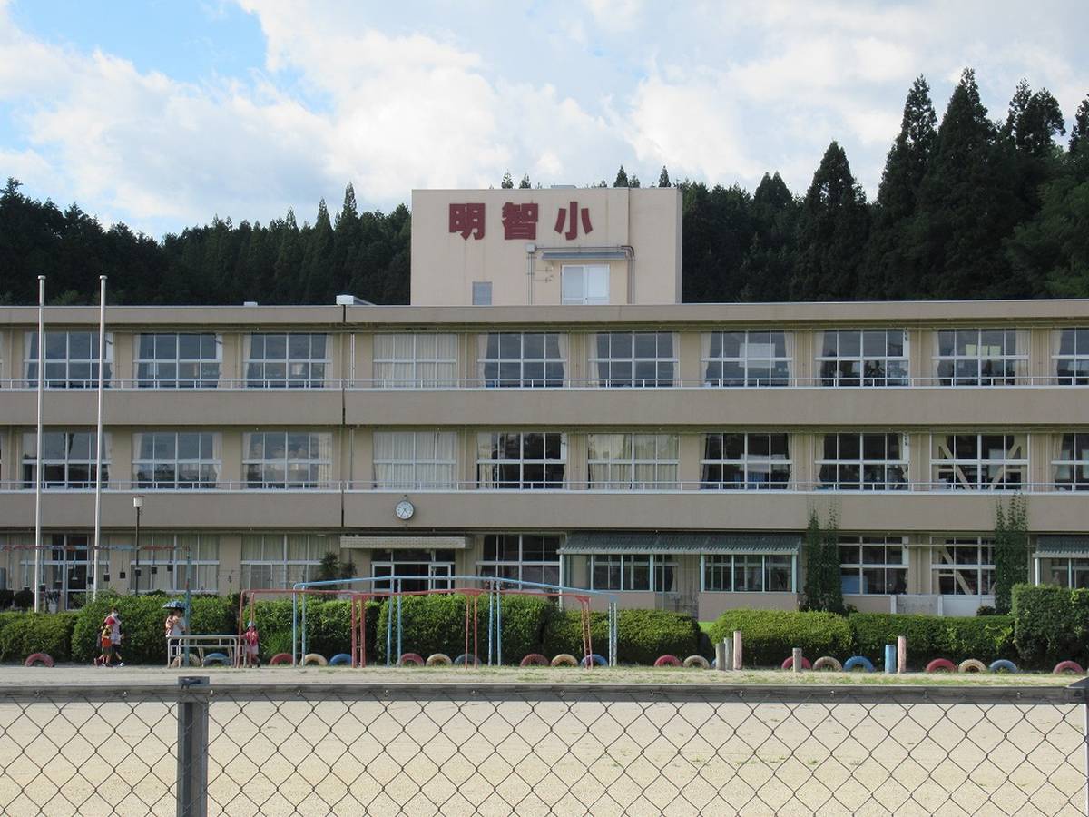 Escola primária perto do Village House Ooniwa em Ena-shi