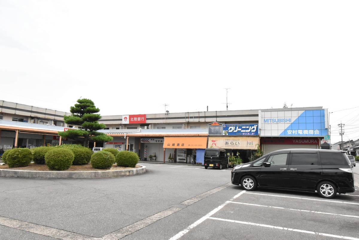 Banco perto do Village House Toyama Minami em Toyama-shi