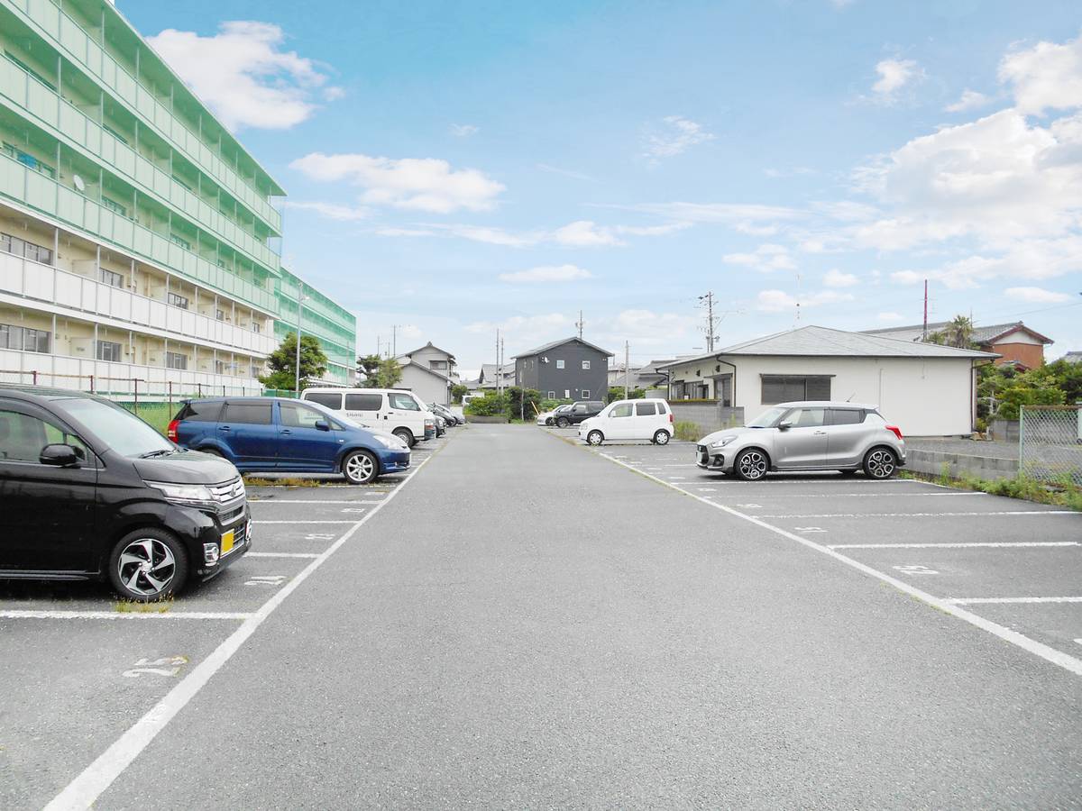 位于掛川市的Village House 大須賀的停车场