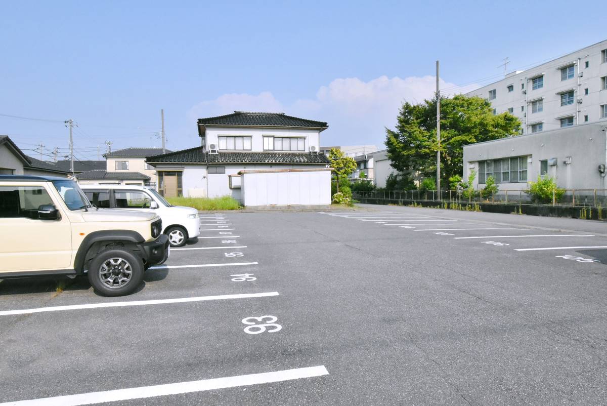 Bãi đậu xe của Village House Takaoka ở Takaoka-shi