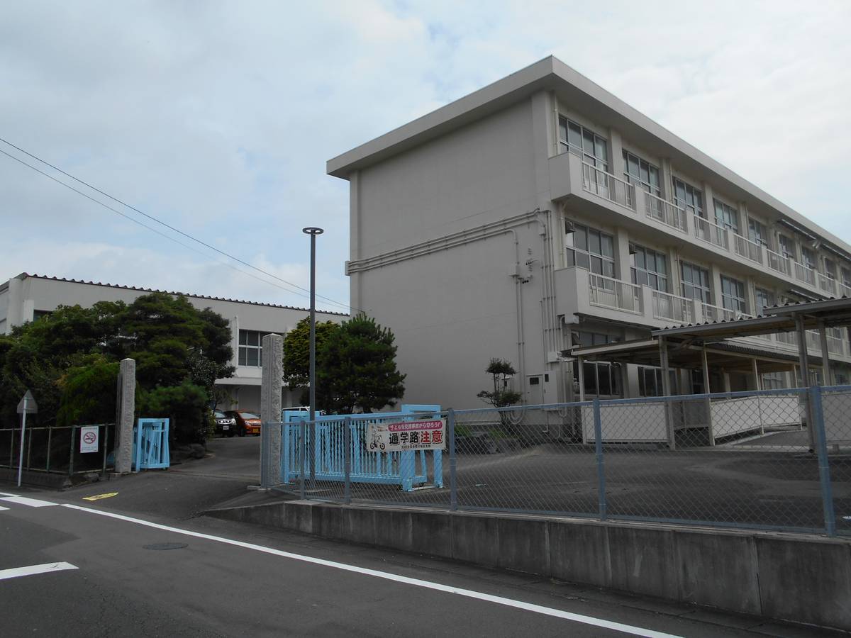 菊川市ビレッジハウス横地の近くの小学校