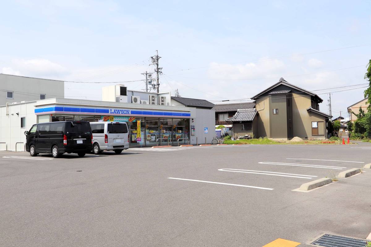 Loja de Conveniência perto do Village House Ichinomiya Tower em Ichinomiya-shi