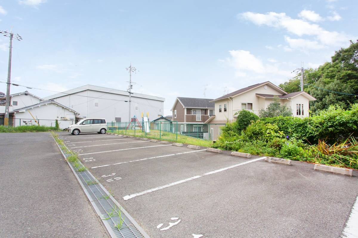 位于河内長野市的Village House 加賀田的停车场