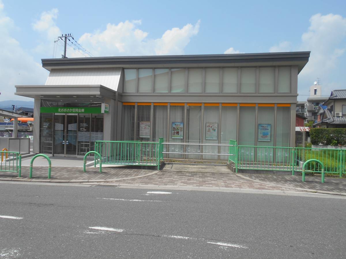 位于茨木市的Village House 高田附近的银行