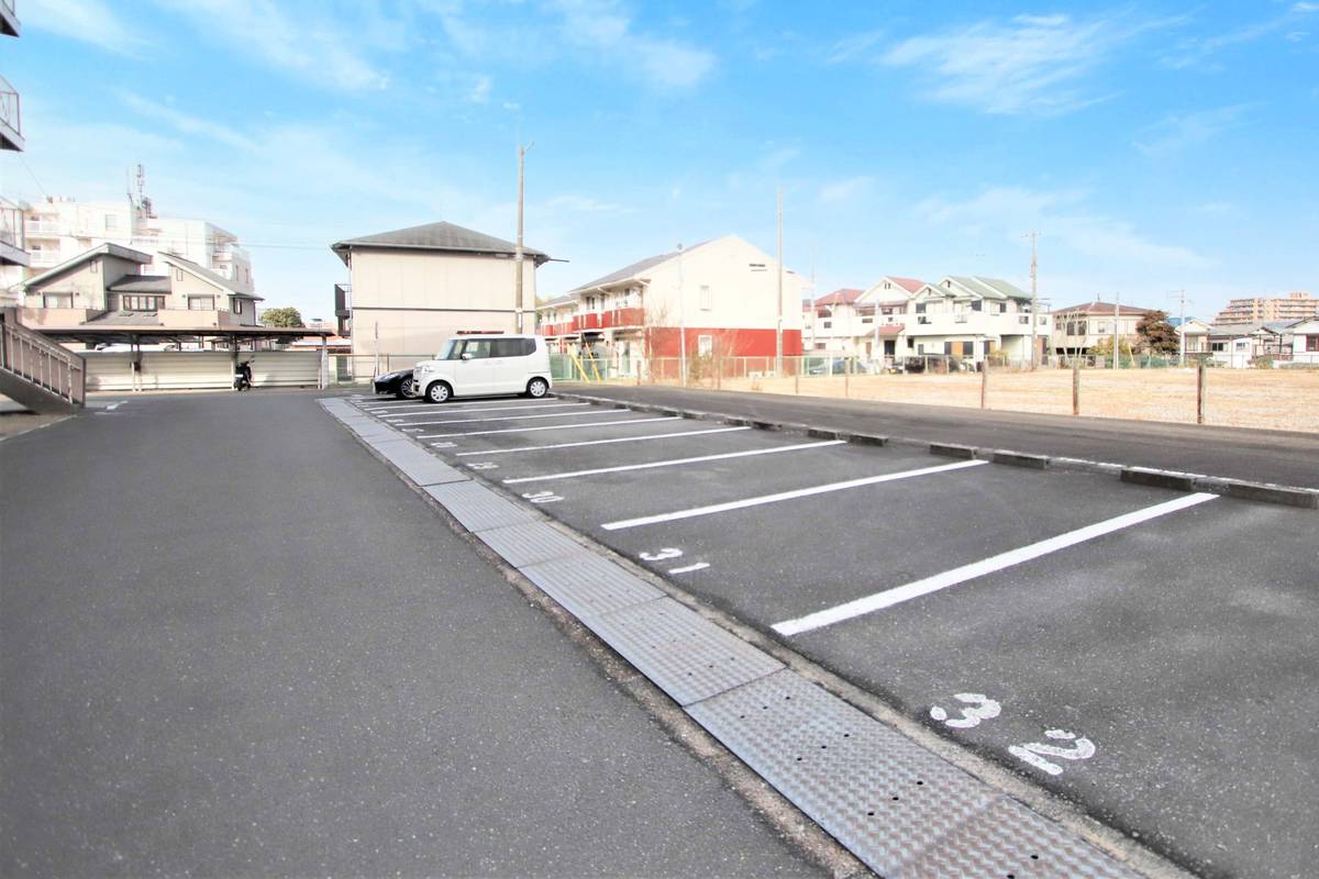 Bãi đậu xe của Village House Hoshigaoka ở Hirakata-shi