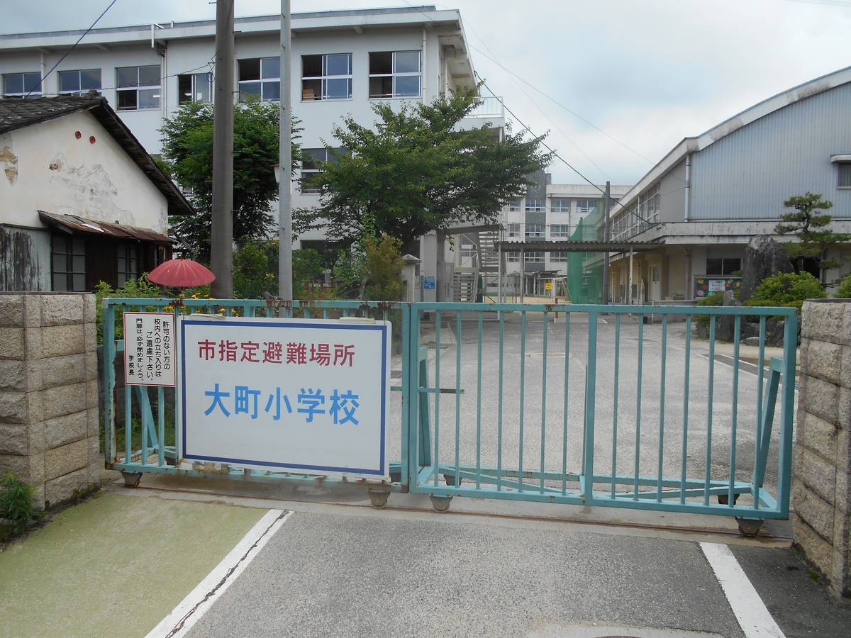 Escola primária perto do Village House Oomachi 2 em Saijo-shi