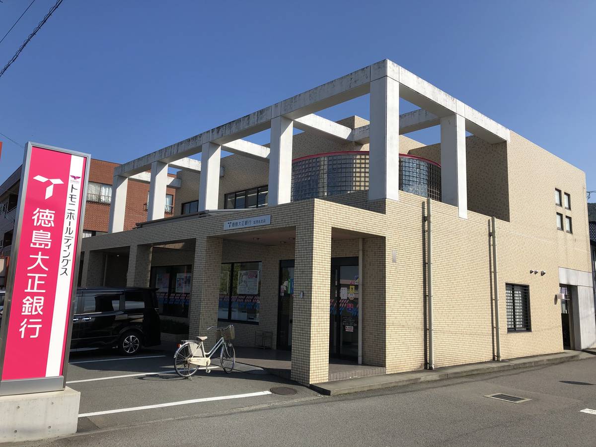 Banco perto do Village House Myodo em Tokushima-shi