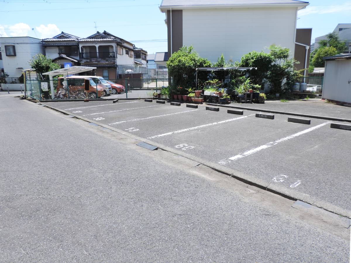 Bãi đậu xe của Village House Asahi ở Kishiwada-shi