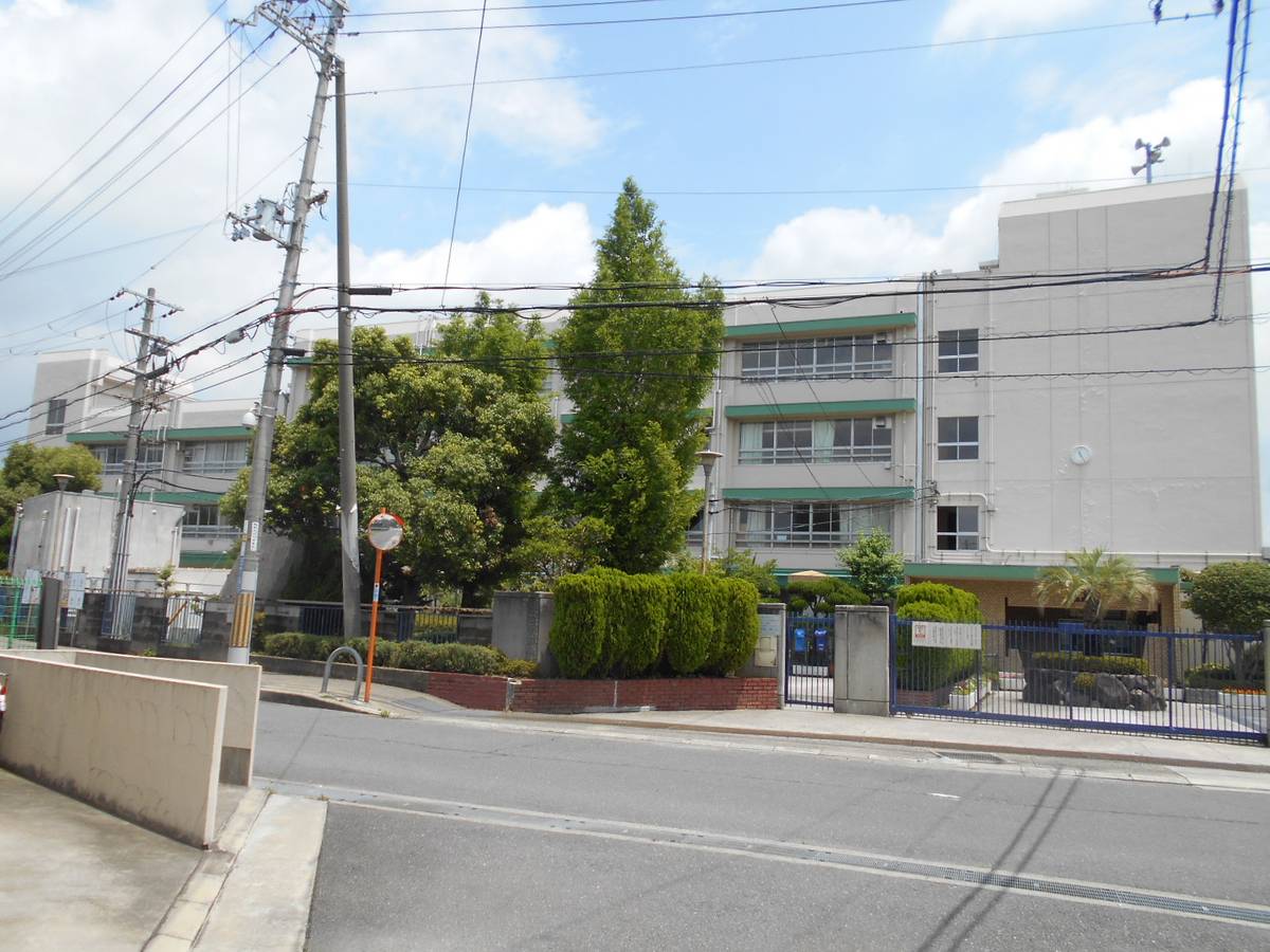茨木市ビレッジハウス茨木の近くの中学校
