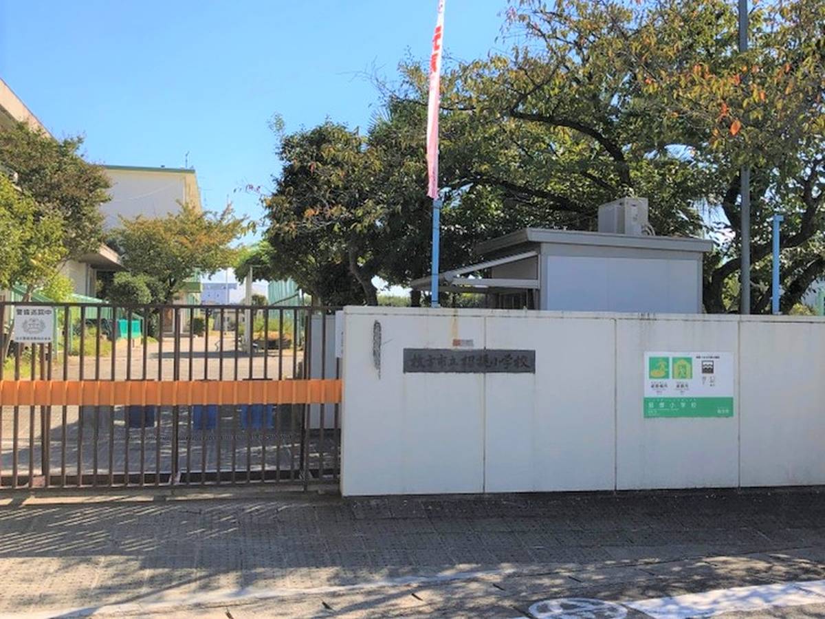 Escola primária perto do Village House Shodai em Hirakata-shi