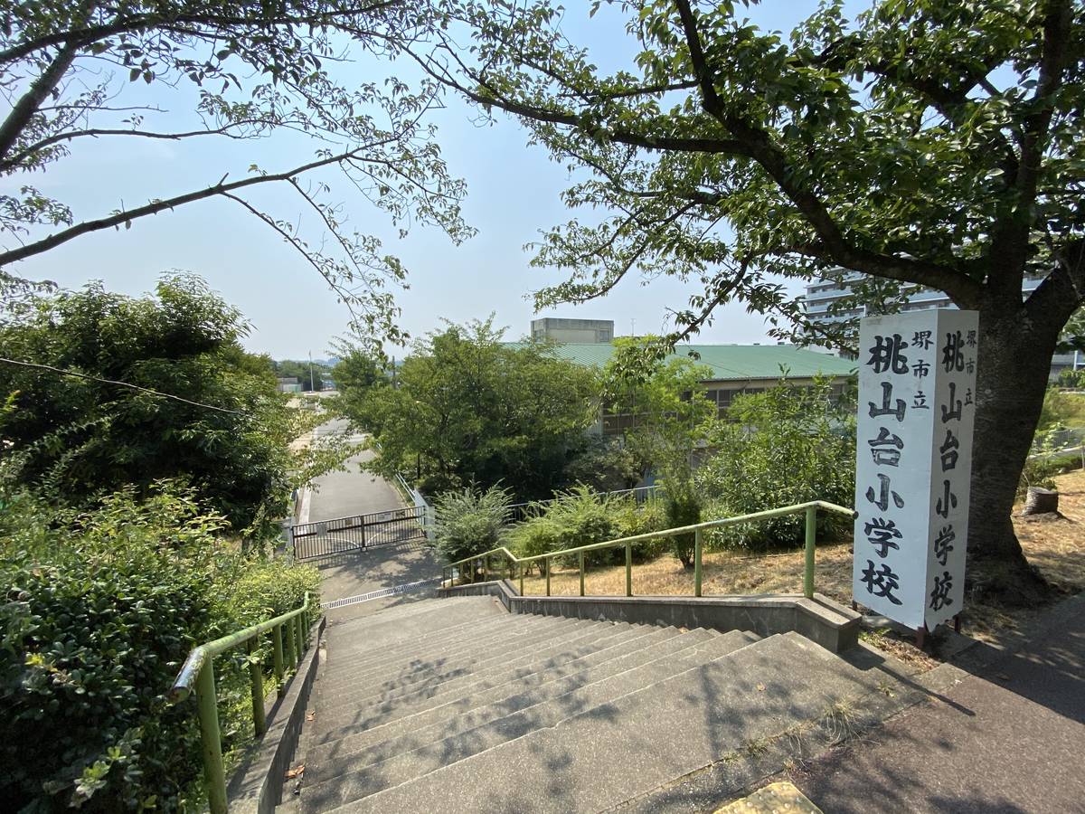 Elementary School near Village House Senbokutoga Tower in Minami-ku