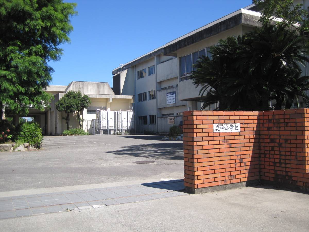 徳島市ビレッジハウス応神の近くの小学校