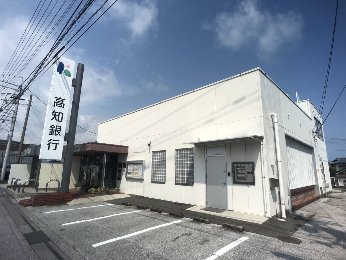 Banco perto do Village House Kouchi em Kochi-shi